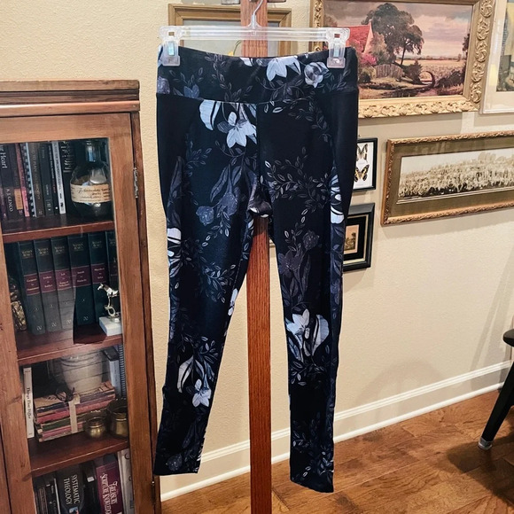 Betsey Johnson Performance floral leggings SZ S black gray 22” inseam - Picture 2 of 7